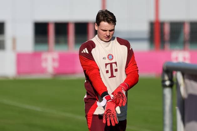 Jonas Urbig FC Bayern Muenchen, 40 on the way to the training pitch, GER, Final training, FC Bayern Muenchen, Football, UEFA Champions League, Play offs, 2024 2025 season, 17 02 2025, GER, Final training, FC Bayern Muenchen, Football, UEFA Champions League, Play offs, 2024 2025 season, 17 02 2025 Muenchen Copyright: xEibner-Pressefoto JennixMaulx EP_JML