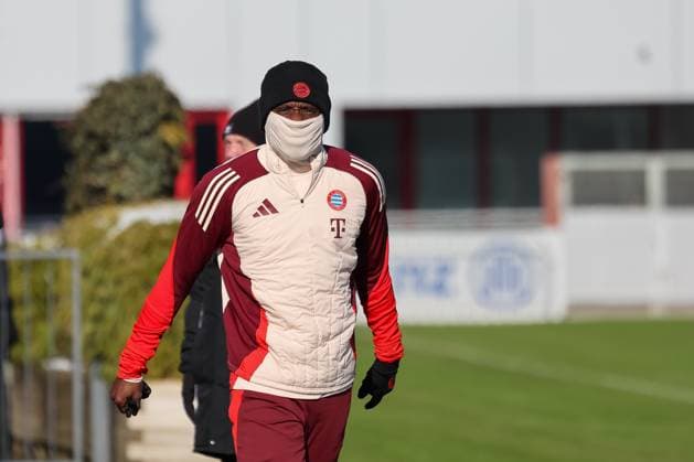 Alphonso Davies FC Bayern Muenchen, 19 on the way to the training pitch, GER, Final training, FC Bayern Muenchen, Football, UEFA Champions League, Play offs, 2024 2025 season, 17 02 2025, GER, Final training, FC Bayern Muenchen, Football, UEFA Champions League, Play offs, 2024 2025 season, 17 02 2025 Muenchen Copyright: xEibner-Pressefoto JennixMaulx EP_JML