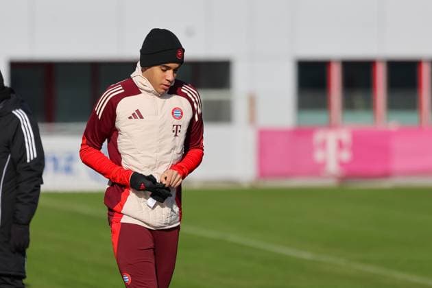 Jamal Musiala FC Bayern Muenchen, 42 on the way to the training pitch, GER, Final training, FC Bayern Muenchen, Football, UEFA Champions League, Play offs, 2024 2025 season, 17 02 2025, GER, Final training, FC Bayern Muenchen, Football, UEFA Champions League, Play offs, 2024 2025 season, 17 02 2025 Muenchen Copyright: xEibner-Pressefoto JennixMaulx EP_JML