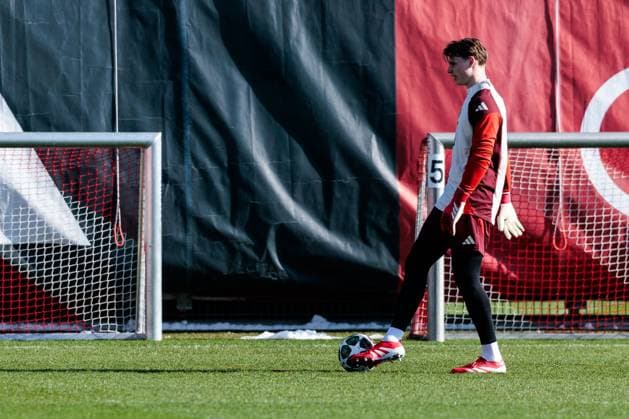 UEFA Champions League: Abschlusstraining FC Bayern München; 17.02.2025 Jonas Urbig (FC Bayern München, 40) am Ball UEFA Champions League: Abschlusstraining FC Bayern München vor dem Spiel gegen Celtic FC, München, Trainingsgelände an der Säbenerstr am 17.02.2025 Copyright: xBEAUTIFULxSPORTS Wunderlx