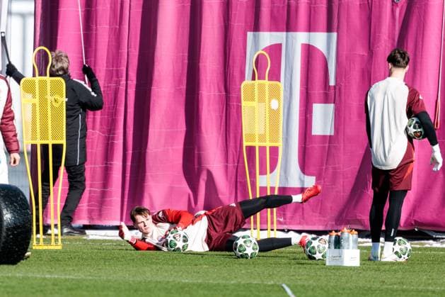 UEFA Champions League final training FC Bayern Munich 17 02 2025 Jonas Urbig FC Bayern Munich, 40 holds a ball UEFA Champions League final training FC Bayern Munich before the match against Celtic FC, Munich, training ground at Säbenerstr on 17 02 2025 Copyright: xBEAUTIFULxSPORTS Wunderlx