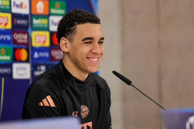 Jamal Musiala FC Bayern Muenchen, 42 at the press conference, laughing, GER, International Press Conference, FC Bayern Muenchen, Football, UEFA Champions League, Play offs, 2024 2025 season, 17 02 2025, GER, International Press Conference, FC Bayern Muenchen, Football, UEFA Champions League, Play offs, 2024 2025 season, 17 02 2025 Muenchen Copyright: xEibner-Pressefoto JennixMaulx EP_JML