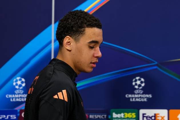 Jamal Musiala FC Bayern Muenchen, 42 at the press conference, laughing, GER, International Press Conference, FC Bayern Muenchen, Football, UEFA Champions League, Play offs, 2024 2025 season, 17 02 2025, GER, International Press Conference, FC Bayern Muenchen, Football, UEFA Champions League, Play offs, 2024 2025 season, 17 02 2025 Muenchen Copyright: xEibner-Pressefoto JennixMaulx EP_JML