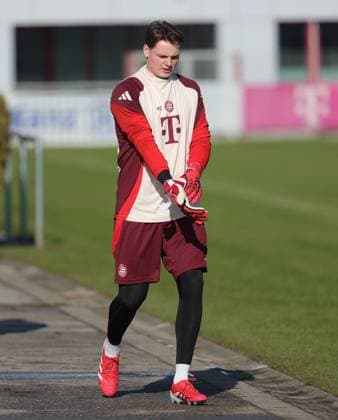 17 02 2025, CL final training, Saebenerstrasse Muenchen,, Soccer, Sport, in the picture Jonas Urbig FC Bayern Muenchen