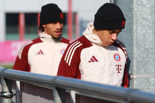 42 Jamal Musiala and 10 Leroy Sane behind Portraet, Portrait, Football Final training FC Bayern Munich before UEFA Champions League match against Celtic Glasgow 17 02 2025 Training ground, Säbenerstr PHOTO Mladen Lackovic LakoPress