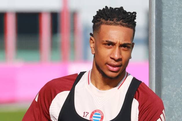 17 Michael Olise, Portraet, Portrait, Football Final training FC Bayern Munich before UEFA Champions League match against Celtic Glasgow 17 02 2025 Training ground, Säbenerstr PHOTO Mladen Lackovic LakoPress