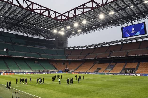 Milan - Feyenoord Rotterdam players during the walk around the San Siro stadium prior to the UEFA Champions League game against AC Milan at San Siro on Feb. 17, 2025 in Milan, Italy. ANP MAURICE VAN STEEN xVIxANPxSportx xxANPxIVx 520249187 originalFilename: 520249187.jpg