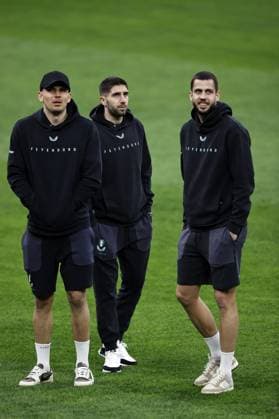 Milan - Feyenoord Rotterdam players Feyenoord goalkeeper Timon Wellenreuther, Luka Ivanusec of Feyenoord, David Hancko of Feyenoord during the walk around at the San Siro stadium prior to the UEFA Champions League game against AC Milan at San Siro on Feb. 17, 2025 in Milan, Italy. ANP MAURICE VAN STEEN xVIxANPxSportx xxANPxIVx 520249200 originalFilename: 520249200.jpg