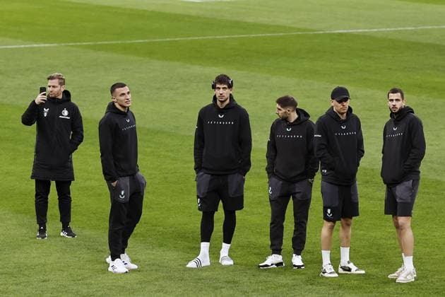 Football, CL, Feyenoord Rotterdam, pitch inspection in Milan