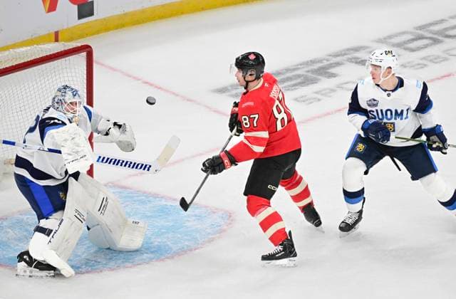 BOSTON, USA, 20250217 Canadas Sidney Crosby with the puck between Finlands goaltender Kevin Lankinen and defenseman Olli Maatta during the Four Nations Face Off group stage match between Canada and Finland at Agganis Arena in Boston BOSTON USA x10030x  Copyright: xJonasxEkströmer TTx FOUR NATIONS HOCKEY KANADA-FINLAND