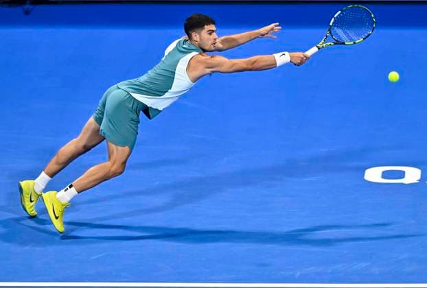 ATP, Tennis Herren QATAR EXXONMOBIL OPEN ROUND OF 32 Carlos Alcaraz of Spain competes in her round of 32 match against Marin Cilic of Croatia during the ATP Qatar ExxonMobil Open 2025 tennis tournament at the Khalifa International Tennis Complex in Doha, Qatar, on February 17, 2025. DOHA Qatar Copyright: xNOUSHADx