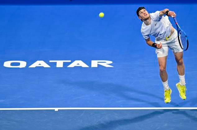ATP, Tennis Herren QATAR EXXONMOBIL OPEN ROUND OF 32 Jack Draper of Great Britain competes in her round of 32 match against Alexei Popyrin of Australia during the ATP Qatar ExxonMobil Open 2025 tennis tournament at the Khalifa International Tennis Complex in Doha, Qatar, on February 17, 2025. DOHA Qatar Copyright: xNOUSHADx
