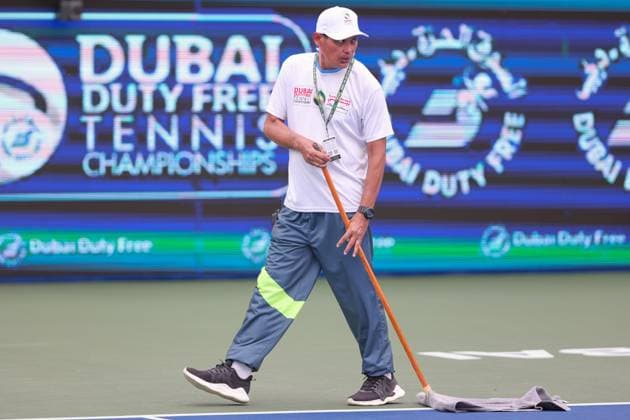 Dubai Tennis feature, tournament staff wipes the lines dry after a rain shower, Copyright: xJuergenxHasenkopfx