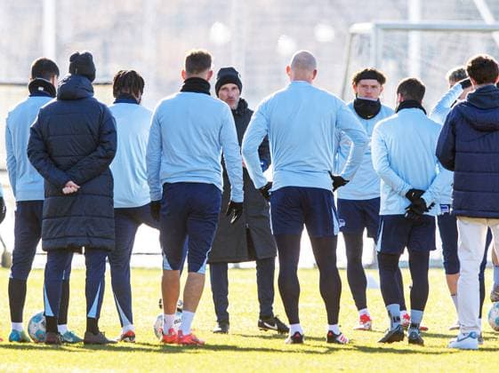 Soccer, Men, Season 2024 25, 2 Bundesliga, Hertha BSC, Training, Speech by coach Stefan Leitl Hertha BSC to the team, 18 02 2025, Copyright: xSebastianxRäppold MatthiasxKochx