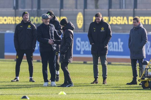 18 02 2025, Final training session for the UEFA Champions League match between Borussia Dortmund and Sporting Lisbon, from left Chairman of the Management Board Hans Joachim Watzke Borussia Dortmund welcomes coach Niko Kovac Borussia Dortmund , Dortmund Training ground Borussia Dortmund NRW Germany xRHR PHOTO DEx Copyright: DennisxEwert RHR-FOTOx RHR-FOTO DE