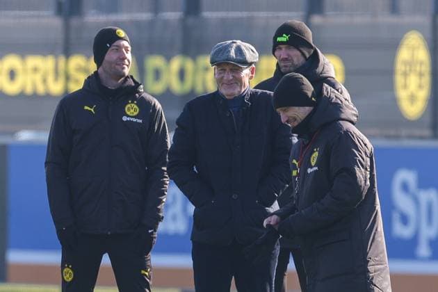 18 02 2025, Final training session for the UEFA Champions League match between Borussia Dortmund and Sporting Lisbon, from left Chairman of the Management Board Hans Joachim Watzke Borussia Dortmund and coach Niko Kovac Borussia Dortmund laughing, Dortmund training ground Borussia Dortmund NRW Germany xRHR PHOTO DEx Copyright: DennisxEwert RHR-FOTOx RHR-FOTO DE