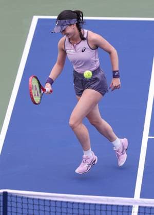 Eva Lys sprints forward, laughing, but cant reach the ball,Dubai Duty Free Tennis Championships, Dubai, U A E Copyright: xJuergenxHasenkopfx