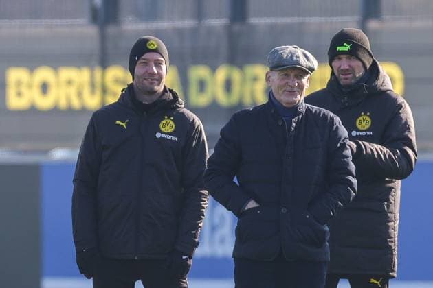 18 02 2025, Final training session for the UEFA Champions League match between Borussia Dortmund and Sporting Lisbon, from left individual coach Top Talents Mathias Schiele Borussia Dortmund , Chairman of the Management Board Hans Joachim Watzke Borussia Dortmund , Athletics Coach Mathias Kolodziej Borussia Dortmund , Dortmund Training Ground Borussia Dortmund NRW Germany xRHR PHOTO DEx Copyright: DennisxEwert RHR-FOTOx RHR-FOTO DE