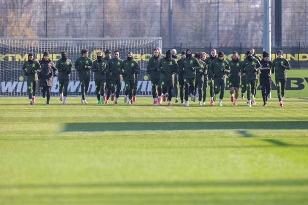 18 02 2025, Final training session for the UEFA Champions League match between Borussia Dortmund and Sporting Lisbon, f l Julien Duranville Borussia Dortmund , Standard Coach Alex Clapham Borussia Dortmund , Jamie Gittens Borussia Dortmund , Giovanni Reyna Borussia Dortmund , Cole Campbell Borussia Dortmund , Carney Chukwuemeka Borussia Dortmund , Almugera Kabar Borussia Dortmund , Marcel Sabitzer Borussia Dortmund , Nico Schlotterbeck Borussia Dortmund , Niklas Süle Borussia Dortmund , Serhou Guirassy Borussia Dortmund , Julian Ryerson Borussia Dortmund , Athletic trainer Florian Wandler Borussia Dortmund , Ramy Bensebaini Borussia Dortmund , Karim Adeyemi Borussia Dortmund , Daniel Svensson Borussia Dortmund , Maximilian Beier Borussia Dortmund , Emre Can Borussia Dortmund , Salih Özcan Borussia Dortmund , Kjell Arik Wätjen Borussia Dortmund , Julian Brandt Borussia Dortmund , Waldemar Anton Borussia Dortmund , Performance Manager Shad Forsythe Borussia Dortmund , Pascal Groß Borussia Dortmund warm up, Dortmund training ground Borussia Dortmund NRW Germany xRHR PHOTO DEx Copyright: DennisxEwert RHR-FOTOx RHR-FOTO DE