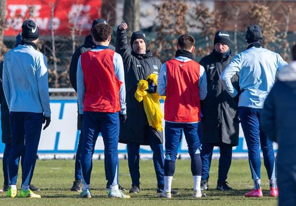 Fussball, Herren, Saison 2024 25, 2. Bundesliga, Hertha BSC, Training, Trainer Stefan Leitl (Hertha BSC) gibt Anweisungen, 18.02. 2025, Copyright: xSebastianxRäppold MatthiasxKochx