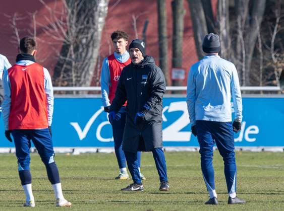 Soccer, Men, Season 2024 25, 2 Bundesliga, Hertha BSC, Training, Coach Stefan Leitl Hertha BSC gives instructions, 18 02 2025, Copyright: xSebastianxRäppold MatthiasxKochx