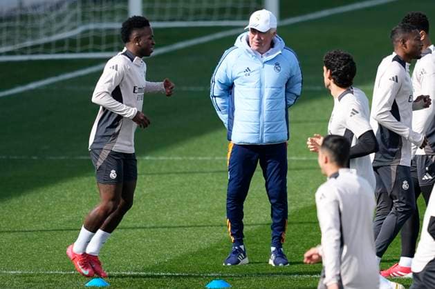 February 18, 2025, Valdebebas, Madrid, SPAIN: Carlo Ancelotti talks to Vinicius Junior during the training day of Real Madrid ahead the UEFA Champions League 2024 25 League Knockout Play-off second leg match against Manchester City at Ciudad Deportiva Real Madrid on February 18, 2024, in Valdebebas, Madrid, Spain. Valdebebas SPAIN - ZUMAa181 20250218_zaa_a181_011 Copyright: xOscarxJ.xBarrosox