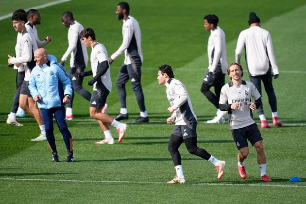 February 18, 2025, Valdebebas, Madrid, SPAIN: Fran Garcia and Luka Modric during the training day of Real Madrid ahead the UEFA Champions League 2024 25 League Knockout Play-off second leg match against Manchester City at Ciudad Deportiva Real Madrid on February 18, 2024, in Valdebebas, Madrid, Spain. Valdebebas SPAIN - ZUMAa181 20250218_zaa_a181_004 Copyright: xOscarxJ.xBarrosox