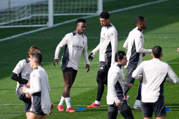 February 18, 2025, Valdebebas, Madrid, SPAIN: Vinicius Junior, Jude Bellingham and David Alaba during the training day of Real Madrid ahead the UEFA Champions League 2024 25 League Knockout Play-off second leg match against Manchester City at Ciudad Deportiva Real Madrid on February 18, 2024, in Valdebebas, Madrid, Spain. Valdebebas SPAIN - ZUMAa181 20250218_zaa_a181_008 Copyright: xOscarxJ.xBarrosox