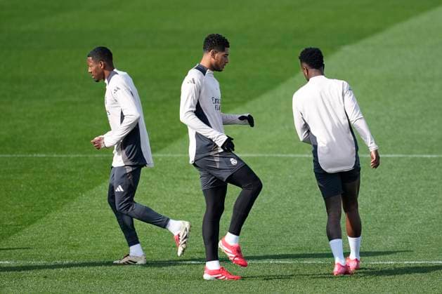 February 18, 2025, Valdebebas, Madrid, SPAIN: Jude Bellingham, David Alaba and Vinicius Junior during the training day of Real Madrid ahead the UEFA Champions League 2024 25 League Knockout Play-off second leg match against Manchester City at Ciudad Deportiva Real Madrid on February 18, 2024, in Valdebebas, Madrid, Spain. Valdebebas SPAIN - ZUMAa181 20250218_zaa_a181_009 Copyright: xOscarxJ.xBarrosox