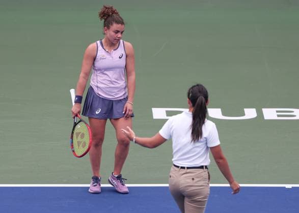 Chair umpire Mira Kaukeyeva tells Jasmine Paolini the match is interrupted due to rain, rain stops play Dubai Duty Free Tennis Championships, Dubai, U A E Copyright: xJuergenxHasenkopfx