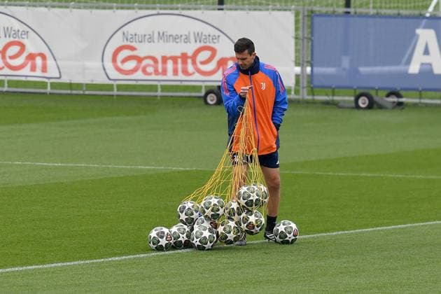 Thiago Motta head coach of Juventus FC during the 2024 2025 Champions League training at JTC Continassa on February 18, 2025 in Turin, Italy - ph Giuliano Marchisciano  Copyright: xGiulianoxMarchisciano IPAxSportx xipa-agency.netx xx IPA_54247790 IPA_Agency_IPA54247790
