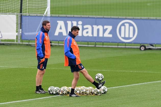 Thiago Motta head coach of Juventus FC and Simon Colinet athletic trainer of Juventus FC during the 2024 2025 Champions League training at JTC Continassa on February 18, 2025 in Turin, Italy - ph Giuliano Marchisciano  Copyright: xGiulianoxMarchisciano IPAxSportx xipa-agency.netx xx IPA_54247857 IPA_Agency_IPA54247857