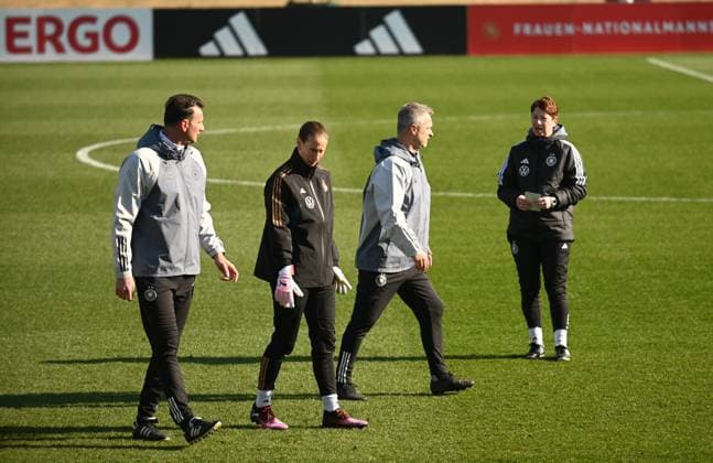 18 02 2025 Frankfurt am Main, DFB Campus Training of the German national women s soccer team before the match in the UEFA Women s Nations League Div A Picture shows goalkeeping coach Michael Fuchs, goalkeeper Ann Katrin Berger, national coach Christian Wück, assistant coach Maren Meinert,