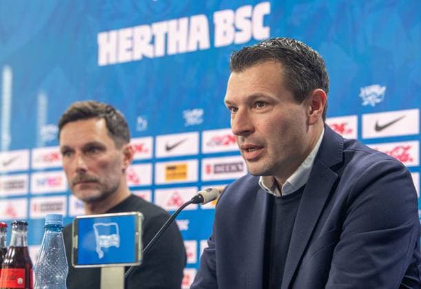 Football, Men, Season 2024 25, 2 Bundesliga, Hertha BSC, Press conference for the presentation of the new coach Stefan Leitl, in the picture from left coach Stefan Leitl Hertha BSC , sports director Benjamin Weber Hertha BSC , 18 02 2025, Copyright: xSebastianxRäppold MatthiasxKochx
