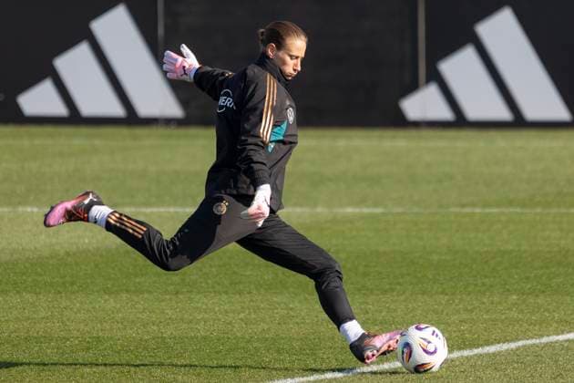 DFB Womens National Team Training, 18 02 2025 Ann Katrin Berger German Womens National Soccer Team shoots the ball, cropped image, portrait portrait, DFB Womens National Team Training, Frankfurt, DFB Campus, 18 2 2025 Copyright: xBEAUTIFULxSPORTS Gawlikx