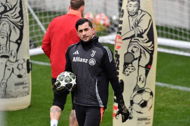 CALCIO - UEFA Champions League - Juventus Training Mattia Perin of Juventus FC during the 2024 2025 Champions League training at JTC Continassa on February 18, 2025 in Turin, Italy - ph Giuliano Marchisciano Turin Italy  Copyright: xIPAxSport ABACAx