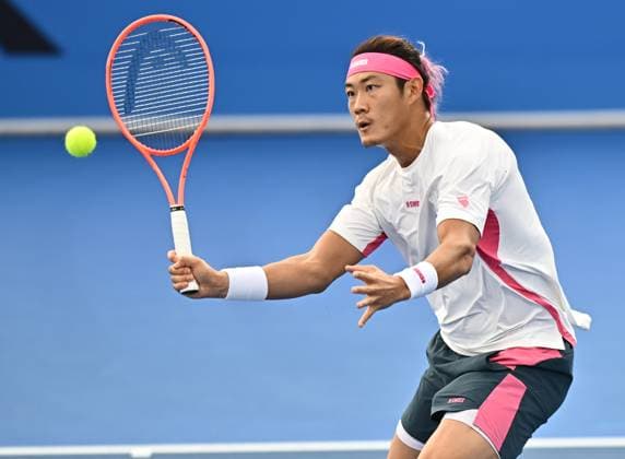 ATP, Tennis Herren QATAR EXXONMOBIL OPEN ROUND OF 32 Zhizhen Zhang of China competes in her round of 32l match against Luca Nardi of Italy during the ATP Qatar ExxonMobil Open 2025 tennis tournament at the Khalifa International Tennis Complex in Doha, Qatar, on February 18, 2025. DOHA Qatar Copyright: xNOUSHADx