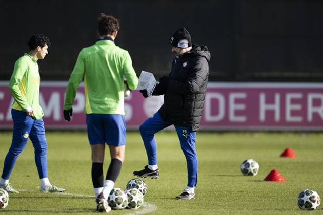 EINDHOVEN - PSV coach Peter Bosz during training at training complex De Herdgang ahead of the Champions League match against Juventus. ANP OLAF CRACK xVIxANPxSportx xxANPxIVx 520303163 originalFilename: 520303163.jpg