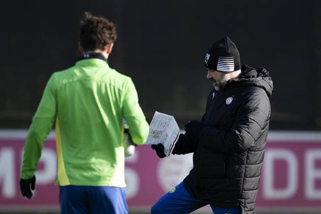 EINDHOVEN - PSV coach Peter Bosz during training at training complex De Herdgang ahead of the Champions League match against Juventus. ANP OLAF CRACK xVIxANPxSportx xxANPxIVx 520303172 originalFilename: 520303172.jpg