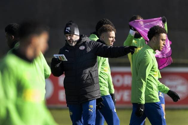 EINDHOVEN - PSV coach Peter Bosz during training at training complex De Herdgang ahead of the Champions League match against Juventus. ANP OLAF CRACK xVIxANPxSportx xxANPxIVx 520303179 originalFilename: 520303179.jpg