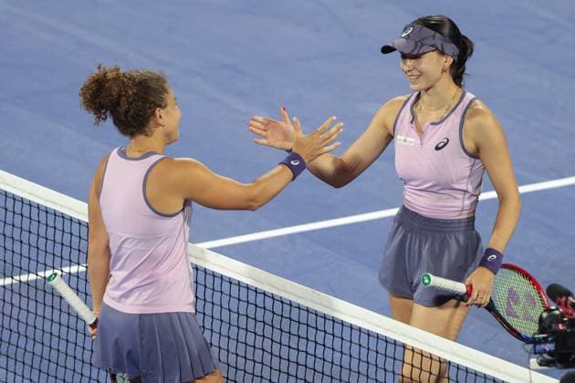 Eva Lys congratulates the winner Jasmine Paolini, Dubai Duty Free Tennis Championships, Dubai, U A E Copyright: xJuergenxHasenkopfx