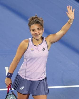 r Winner Jasmine Paolini waves and thanks the crowd, fans after winning, Dubai Duty Free Tennis Championships, Dubai, U A E Copyright: xJuergenxHasenkopfx