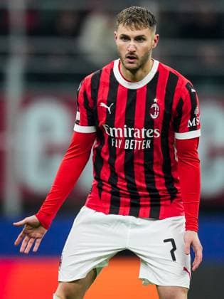 UEFA Champions League: AC Milan v Feyenoord Milan - Santiago Gimenez of AC Milan during the 2nd leg of the knockout phase play-offs of new format of the Champions League 2024 2025. The match is set between AC Milan and Feyenoord at Giuseppe Meazza San Siro on 18 February 2025 in Milan, Italy. Copyright: xTomxBodex