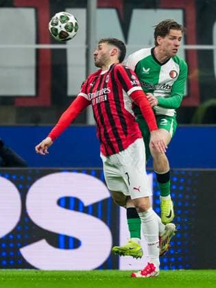 UEFA Champions League: AC Milan v Feyenoord Milan - Santiago Gimenez of AC Milan, Gijs Smal of Feyenoord during the 2nd leg of the knockout phase play-offs of new format of the Champions League 2024 2025. The match is set between AC Milan and Feyenoord at Giuseppe Meazza San Siro on 18 February 2025 in Milan, Italy. Copyright: xTomxBodex