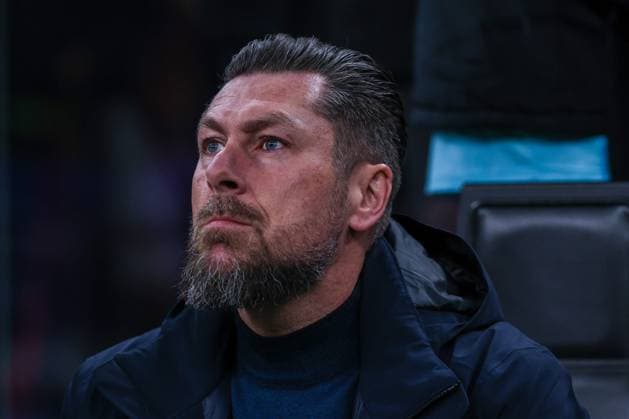 CALCIO - UEFA Champions League - AC Milan vs Feyernood Pascal Bosschaart Head Coach of Feyenoord Rotterdam looks on during UEFA Champions League 2024 25 Knockout phase play-offs 2nd leg football match between AC Milan and Feyenoord Rotterdam at San Siro Stadium Milan Italy  Copyright: xIPAxSport ABACAx