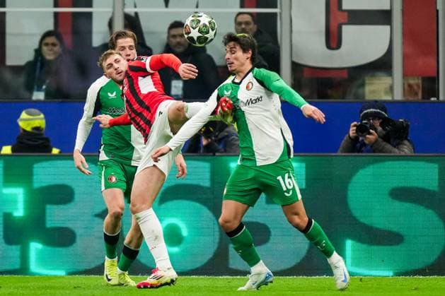 UEFA Champions League: AC Milan v Feyenoord Milan - Santiago Gimenez of AC Milan, Hugo Bueno of Feyenoord during the 2nd leg of the knockout phase play-offs of new format of the Champions League 2024 2025. The match is set between AC Milan and Feyenoord at Giuseppe Meazza San Siro on 18 February 2025 in Milan, Italy. Copyright: xYannickxVerhoevenx