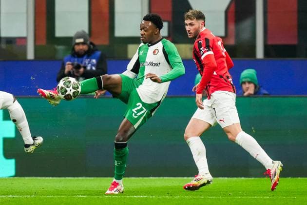 UEFA Champions League: AC Milan v Feyenoord Milan - Antoni Milambo of Feyenoord, Santiago Gimenez of AC Milan during the 2nd leg of the knockout phase play-offs of new format of the Champions League 2024 2025. The match is set between AC Milan and Feyenoord at Giuseppe Meazza San Siro on 18 February 2025 in Milan, Italy. Copyright: xYannickxVerhoevenx