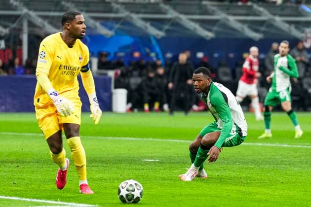 UEFA Champions League: AC Milan v Feyenoord Milan - AC Milan goalkeeper Mike Maignan, Zepiqueno Redmond of Feyenoord during the 2nd leg of the knockout phase play-offs of new format of the Champions League 2024 2025. The match is set between AC Milan and Feyenoord at Giuseppe Meazza San Siro on 18 February 2025 in Milan, Italy. Copyright: xYannickxVerhoevenx