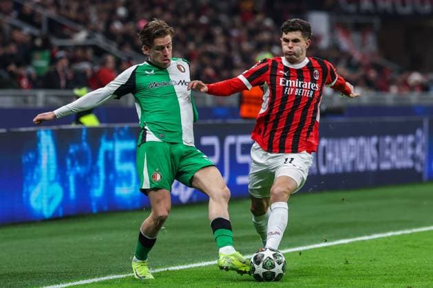 AC Milan vs Feyenoord Rotterdam UEFA Champions League 2024 25 Knockout phase play offs 2nd leg 18 02 2025 Christian Pulisic of AC Milan competes for the ball with Thomas Beelen of Feyenoord Rotterdam during UEFA Champions League 2024 25 Knockout phase play offs 2nd leg football match between AC Milan and Feyenoord Rotterdam at San Siro Stadium Copyright: xBEAUTIFULxSPORTS Carabellix