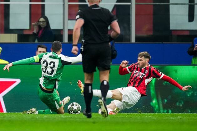 UEFA Champions League: AC Milan v Feyenoord Milan - David Hancko of Feyenoord, Santiago Gimenez of AC Milan during the 2nd leg of the knockout phase play-offs of new format of the Champions League 2024 2025. The match is set between AC Milan and Feyenoord at Giuseppe Meazza San Siro on 18 February 2025 in Milan, Italy. Copyright: xTomxBodex
